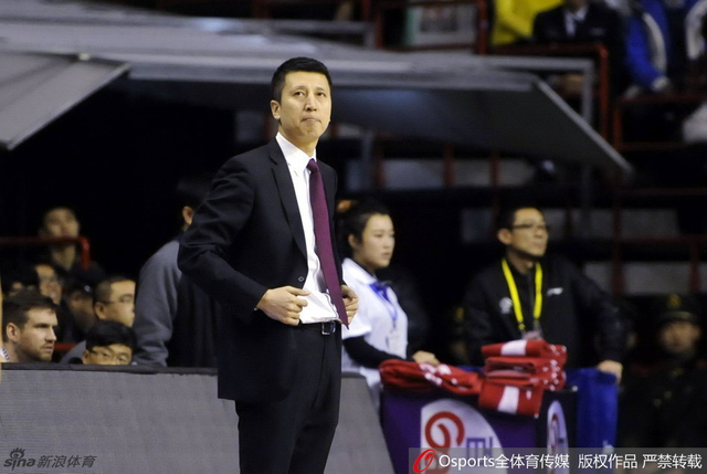 郭士强场边指挥