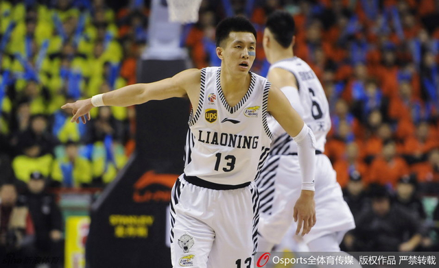 郭艾伦指挥防守