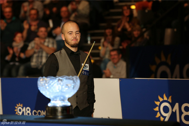 布雷切尔凝视奖杯