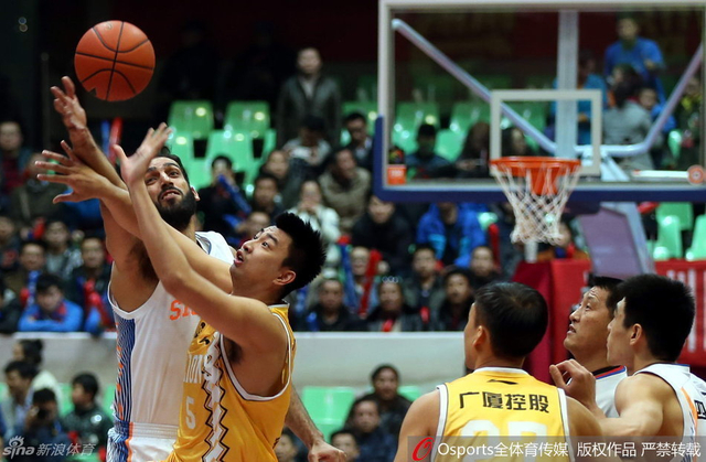 双方在比赛中拼抢