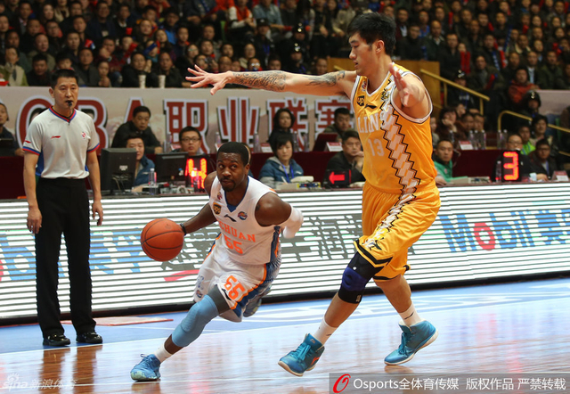 邓特蒙运球突破