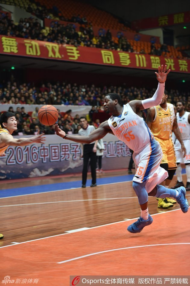 邓特蒙与对手争抢