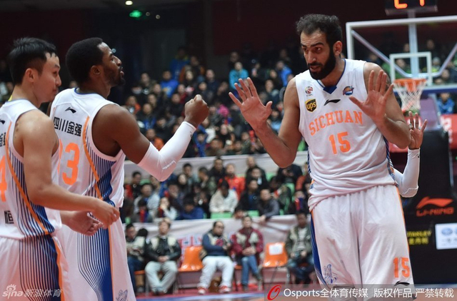 哈达迪与队友击掌庆祝