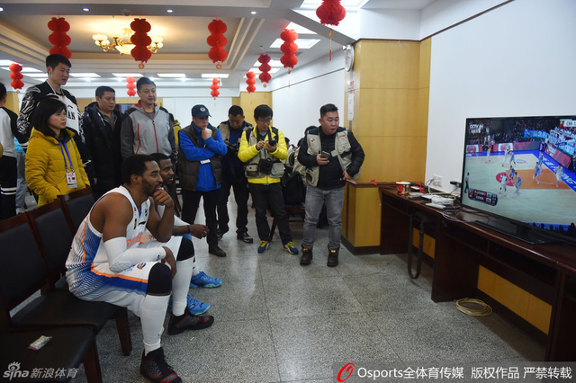 哈里斯邓特蒙赛后观看北京队比赛