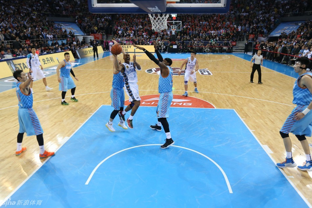 马布里杀至篮下