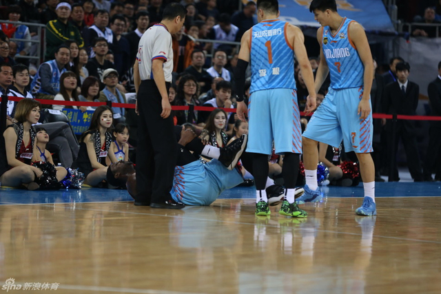 布拉切受伤倒地