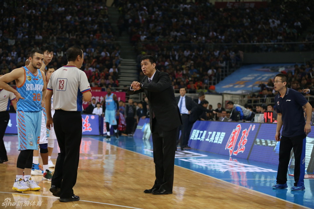 闵鹿蕾与裁判沟通