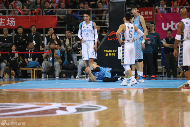 李根被打到眼睛