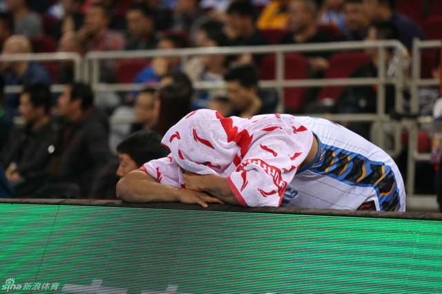 莫里斯毛巾掩面