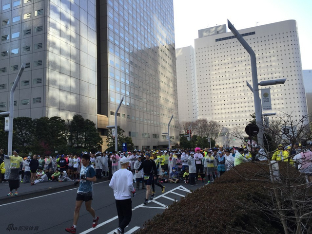 33/56北京时间2月28日8时,第10届东京马拉松正式鸣枪起跑.