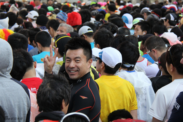 4/56北京时间2月28日8时,第10届东京马拉松正式鸣枪起跑.