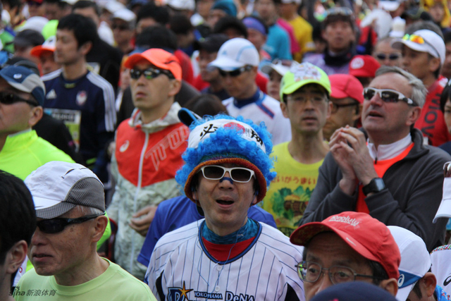 10/56北京时间2月28日8时,第10届东京马拉松正式鸣枪起跑.