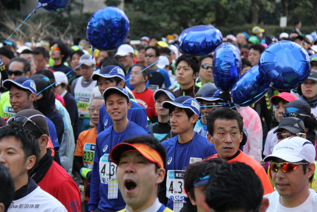 12/56北京时间2月28日8时,第10届东京马拉松正式鸣枪起跑.