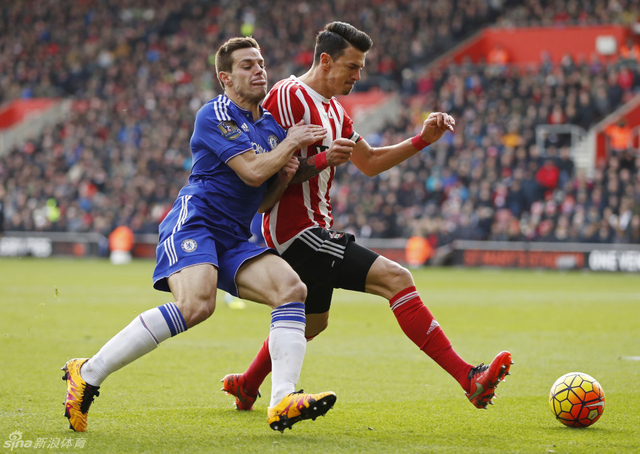 阿兹皮利奎塔与对手拼抢