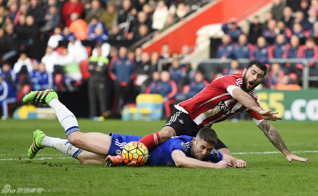 卡希尔与对手拼抢