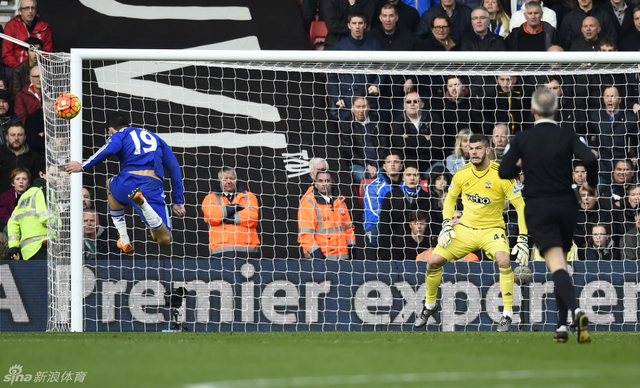 科斯塔错失进球