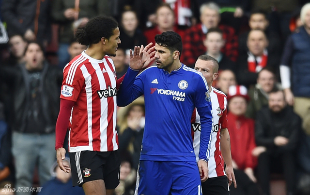 科斯塔同对手交谈