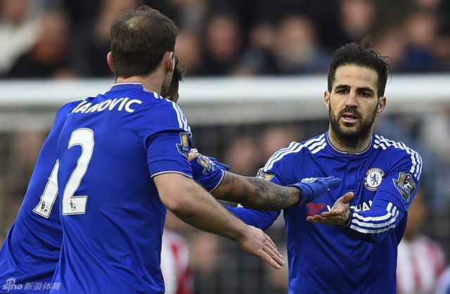 小法与队友庆祝进球