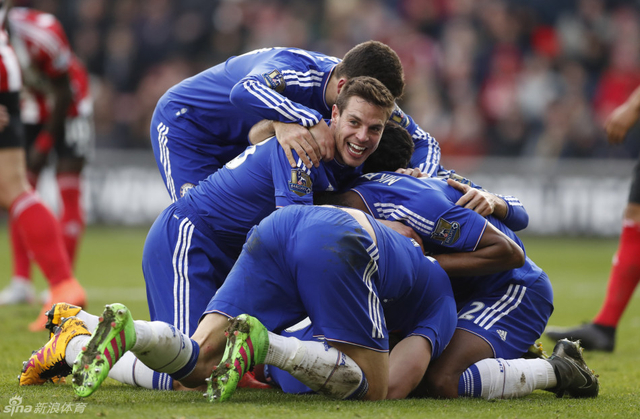 伊万与队友庆祝进球