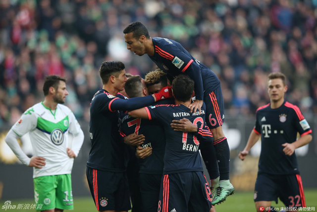 拜仁众将庆祝进球