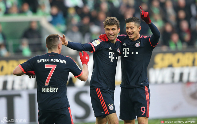 穆勒与队友庆祝进球