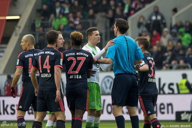 德拉克斯勒同裁判交涉