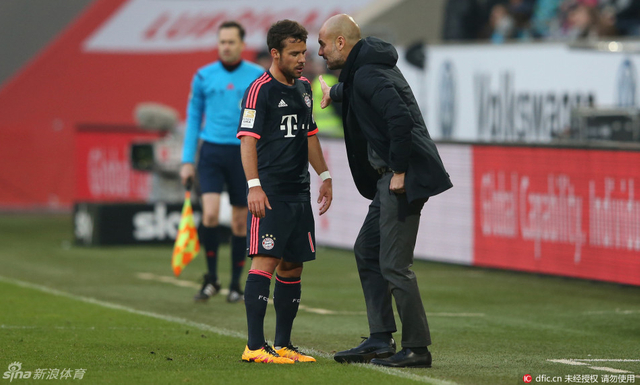 瓜帅场边指导球员