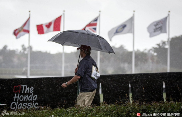 大雨磅礴中的工作人员