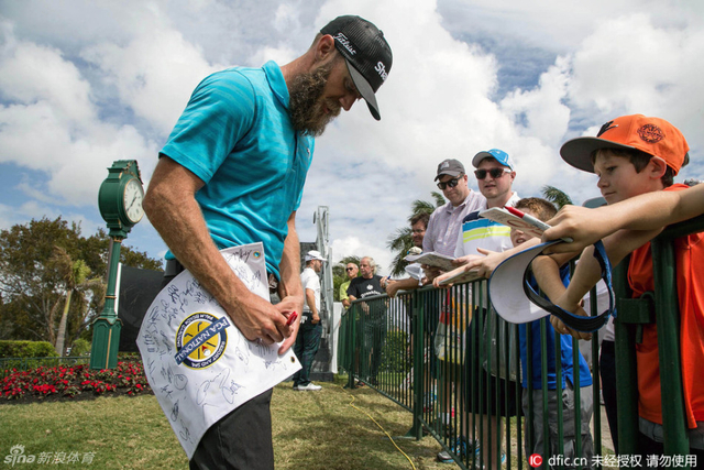 格雷姆-德莱特给小球迷签名