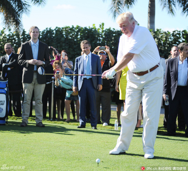 特朗普开球身姿