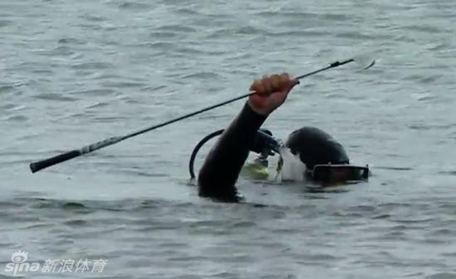 特朗普派潜水员捡回小麦落水球杆