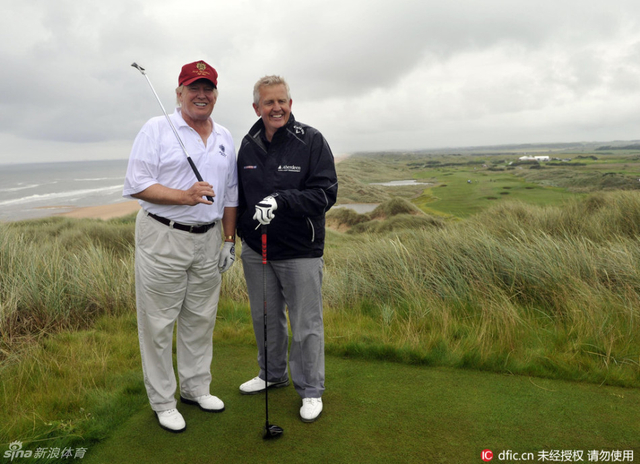 特朗普与老友合影