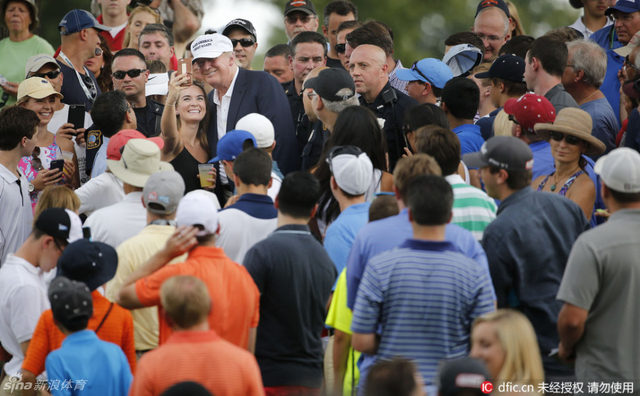特朗普与球迷合影