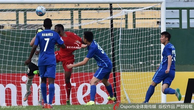 刘伟犯规被吹点球