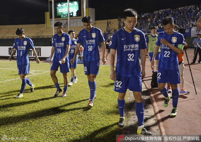 苏宁众将赛后谢场