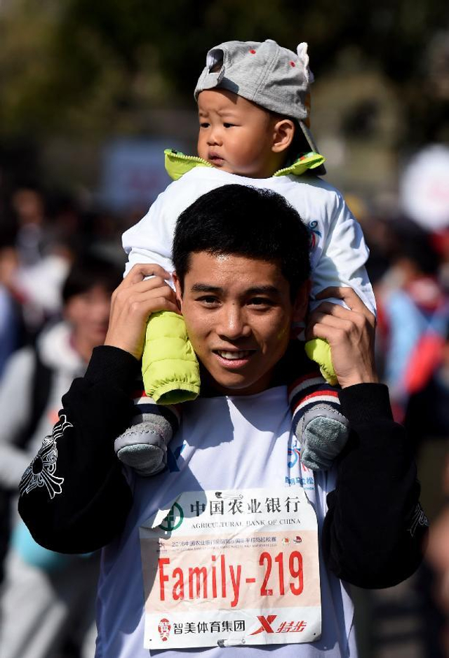  昆明高原半程马拉松赛落幕