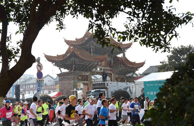  昆明高原半程马拉松赛落幕