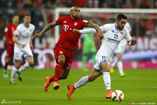 比达尔追防对手