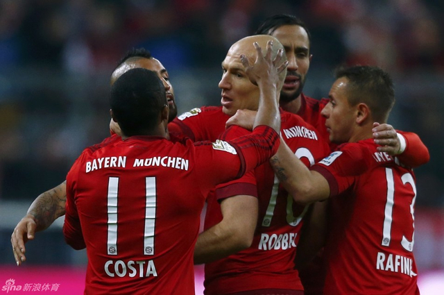 拜仁众将庆祝进球