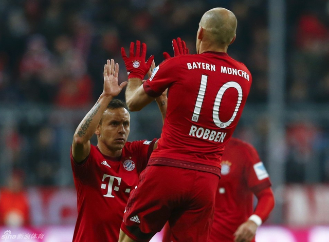 罗本与队友庆祝进球