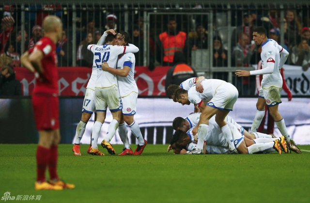 美因茨球员庆祝进球