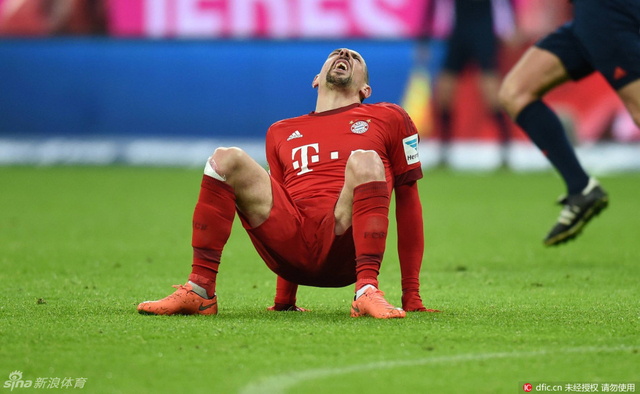 里贝里痛苦倒地