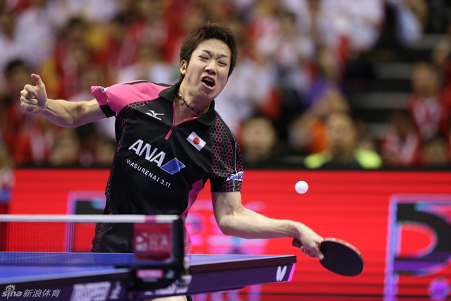 吉村真晴奋力回球