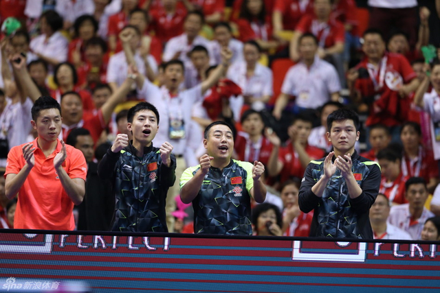 刘国梁场边为球员加油