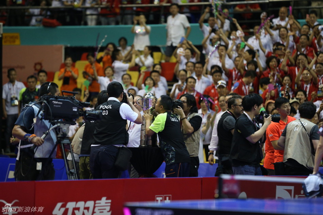 刘国梁亲吻奖杯