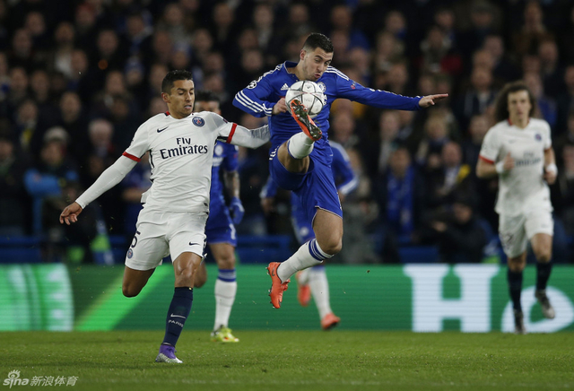 阿扎尔抬腿停球