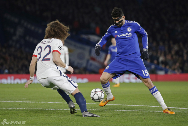 科斯塔带球过人