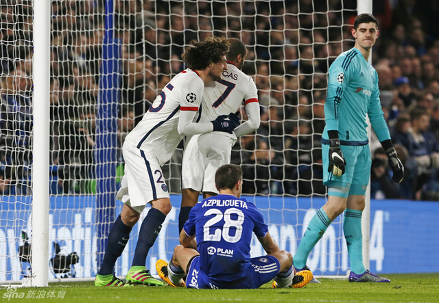 拉比奥与队友庆祝进球