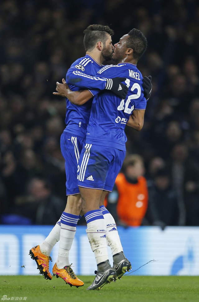 科斯塔同队友拥抱庆祝