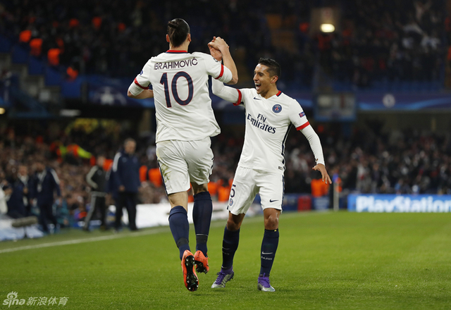 马尔基诺斯与伊布庆祝队友进球